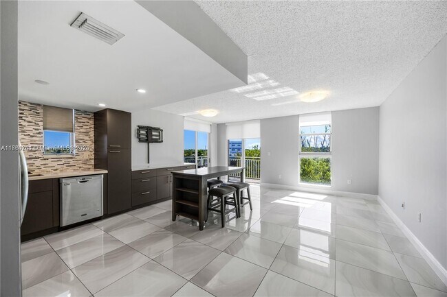 16590 NE 26th Ave in North Miami Beach, FL - Building Photo - Building Photo