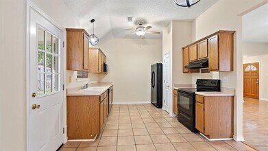 102 E Thistle St in Mandeville, LA - Foto de edificio - Building Photo