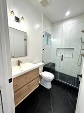 6256 Norwich Ave in Van Nuys, CA - Foto de edificio - Building Photo