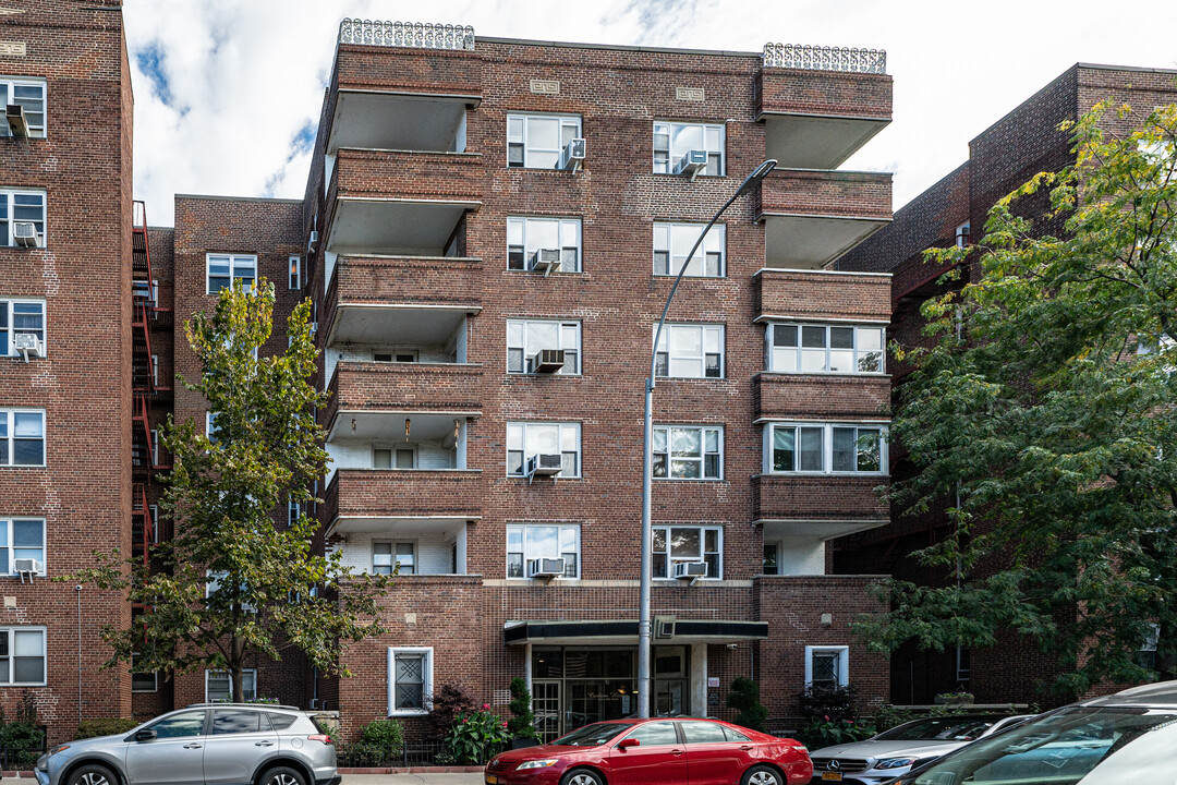 Carlton House in Jackson Heights, NY - Building Photo