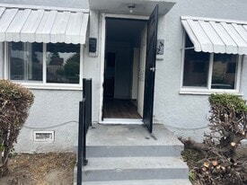 214 W 57th St in Los Angeles, CA - Building Photo
