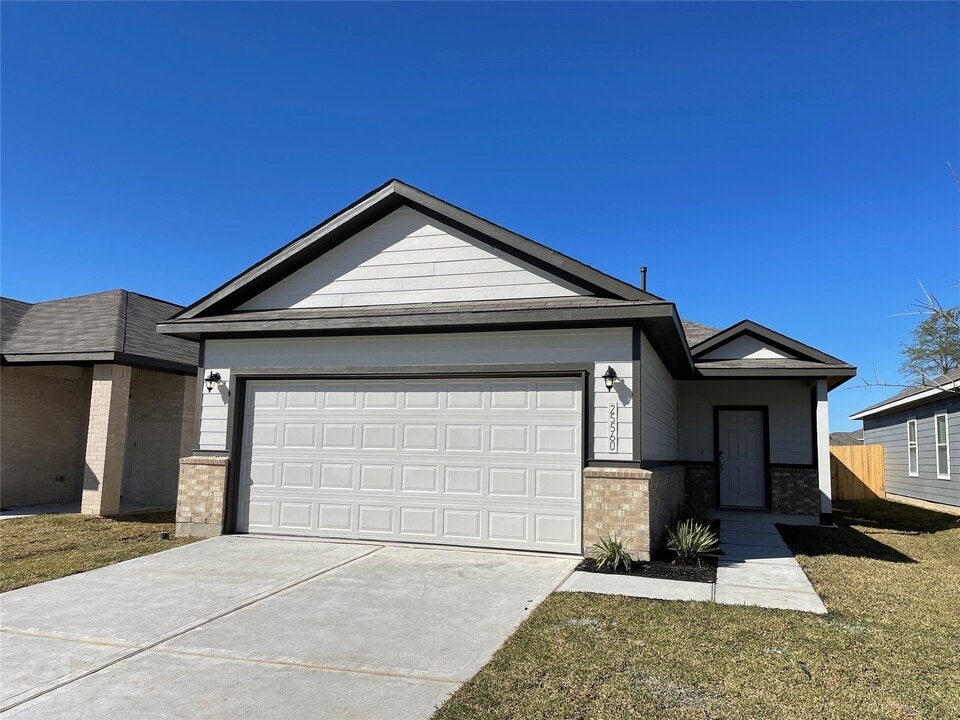 25560 Northpark Palm Dr in Porter, TX - Building Photo