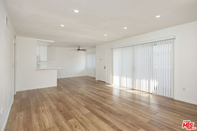 12801 Moorpark St in Los Angeles, CA - Building Photo - Building Photo