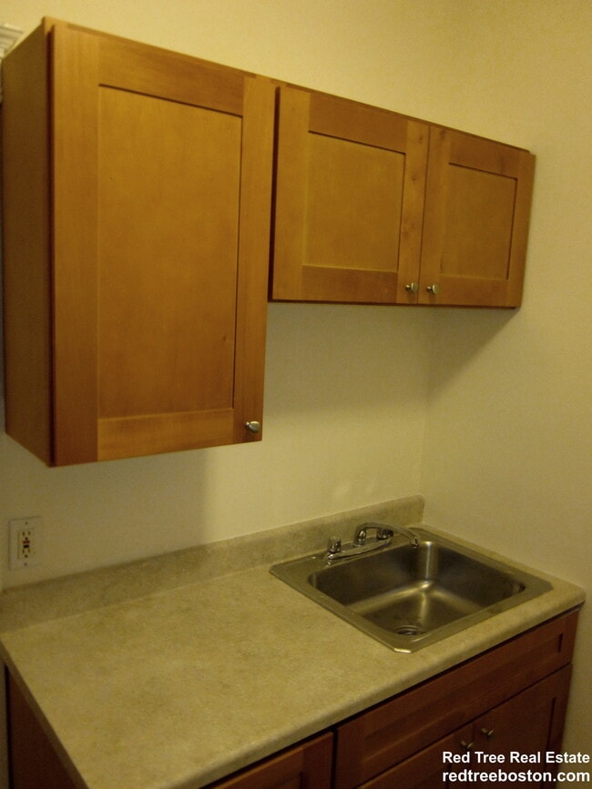 29 Park Dr in Boston, MA - Foto de edificio - Building Photo