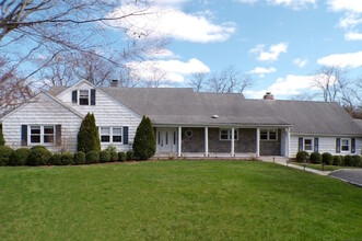 53 Stonehedge Dr S in Greenwich, CT - Foto de edificio - Building Photo