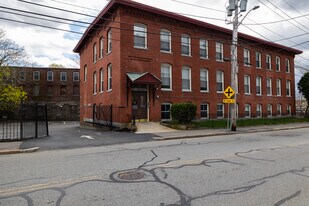 430 Broadway St in Lowell, MA - Building Photo