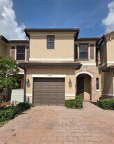 10840 W 33rd Ln in Hialeah, FL - Building Photo