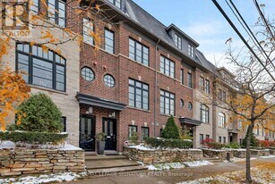 825C Oxford St in Toronto, ON - Building Photo