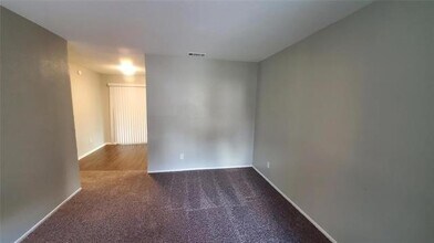 8840 Milverton Dr in Dallas, TX - Building Photo - Building Photo