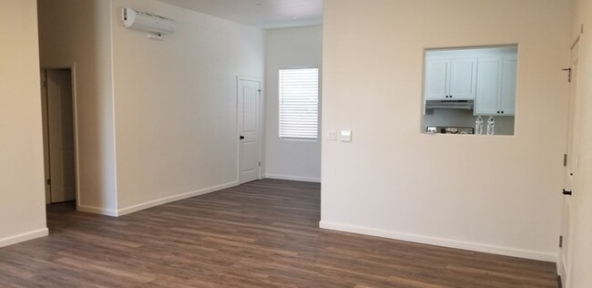 169 East St-Unit -Apt B in Hollister, CA - Foto de edificio - Building Photo