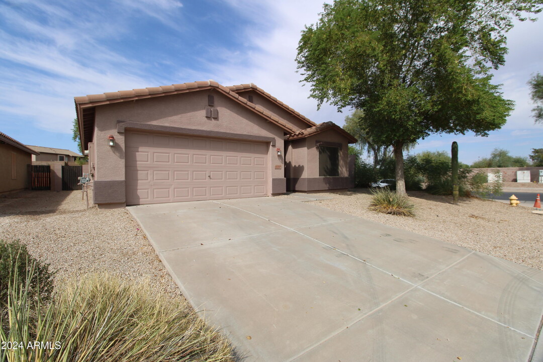 43588 Rio Grande Dr in Maricopa, AZ - Foto de edificio