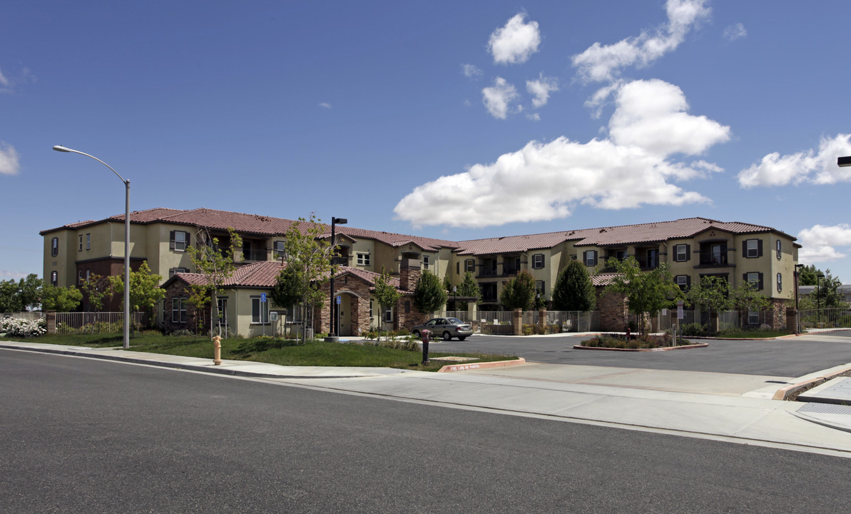 Desert Senior Living in Palmdale, CA - Foto de edificio