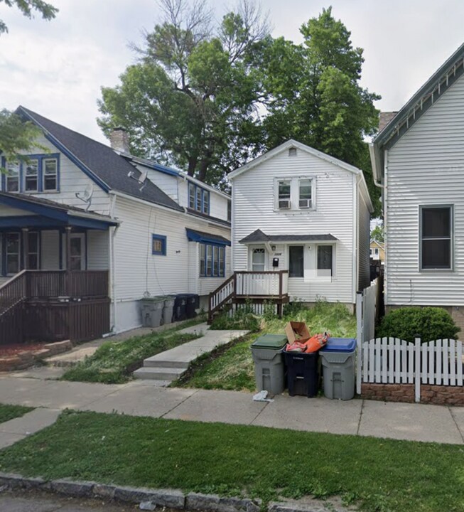 1326 W Scott St in Milwaukee, WI - Building Photo