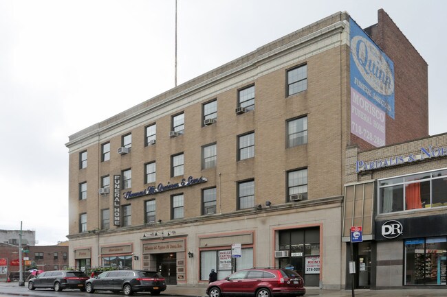 3520 Broadway in Long Island City, NY - Building Photo - Building Photo
