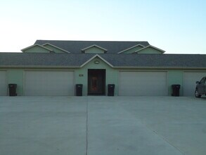 1868 8th Street West, Unit Apt. A in Dickinson, ND - Foto de edificio - Building Photo