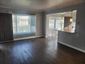 10239 S 8th Ave, Unit 3 in Inglewood, CA - Foto de edificio - Building Photo