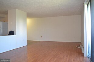 800 Heather Ridge Dr in Frederick, MD - Building Photo