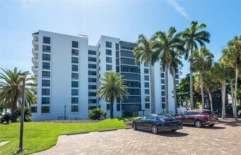 2400 Gulf Shore Blvd N in Naples, FL - Building Photo - Building Photo