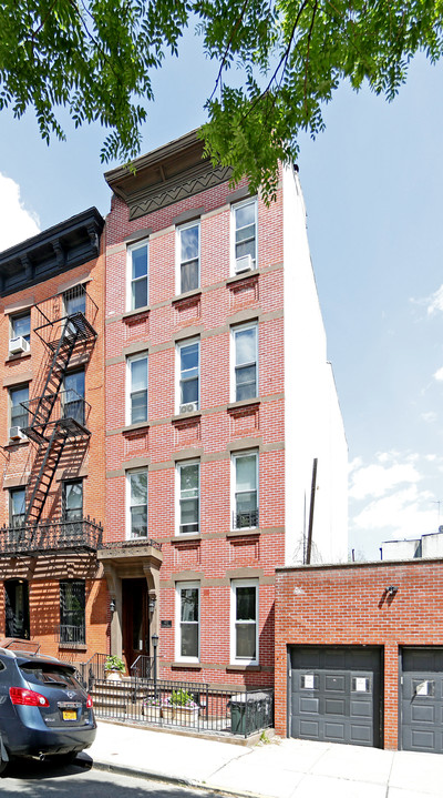 477 Clinton St in Brooklyn, NY - Building Photo