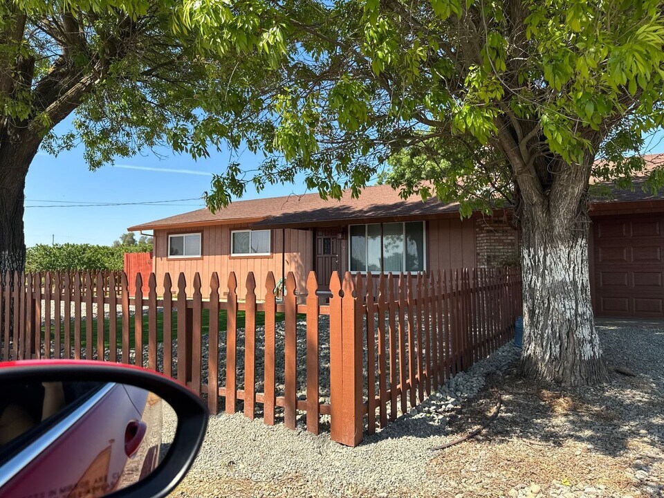 17 West Ave in Gustine, CA - Building Photo