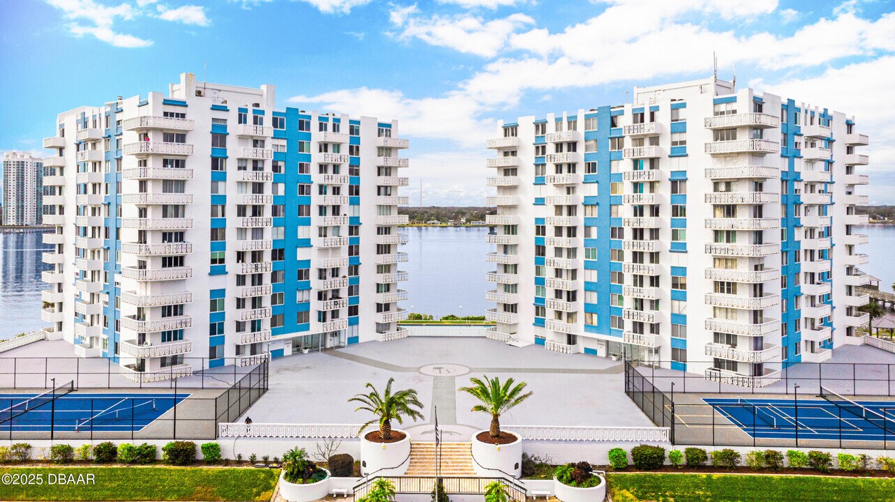 925 N Halifax Ave in Daytona Beach, FL - Building Photo