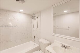4152 Inverrary Dr in Lauderhill, FL - Building Photo