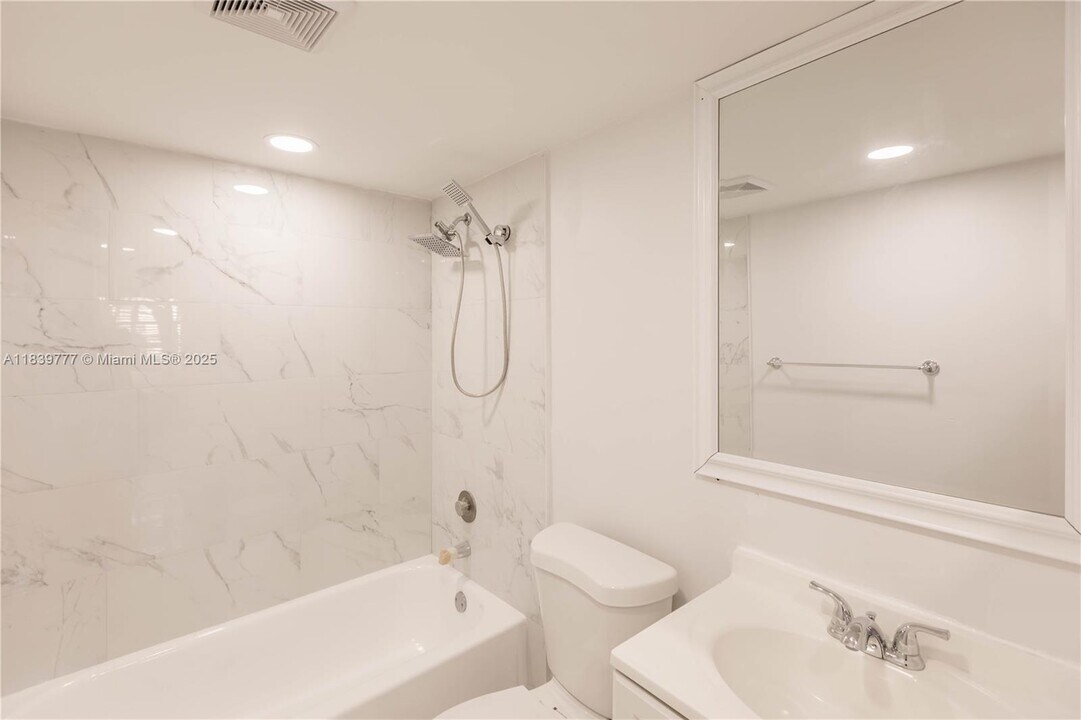 4152 Inverrary Dr in Lauderhill, FL - Building Photo