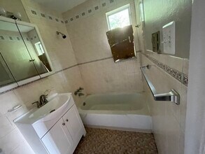 1622 Farmington Ave in Farmington, CT - Building Photo - Building Photo