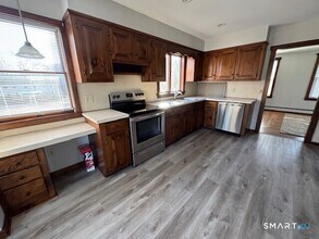 18 Cleveland St in Stonington, CT - Building Photo - Building Photo