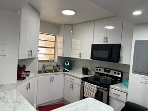 8810 Fontainebleau Blvd in Miami, FL - Building Photo - Building Photo