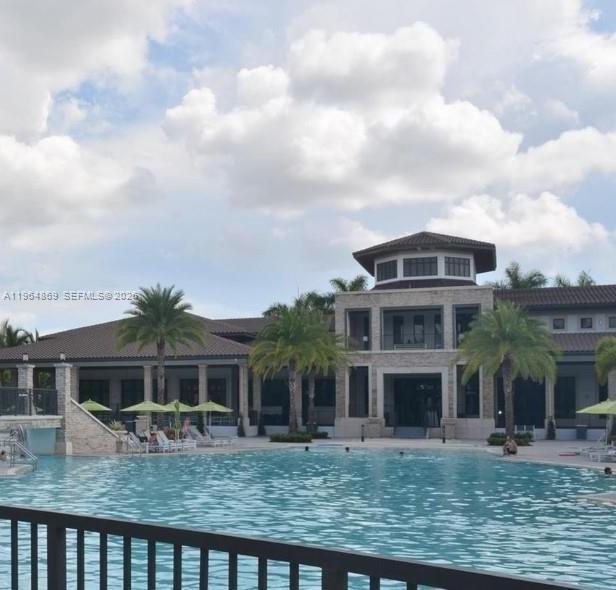 10620 NW 88th St in Doral, FL - Foto de edificio - Building Photo