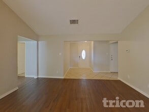 6056 Birchhill Rd in Watauga, TX - Foto de edificio - Building Photo