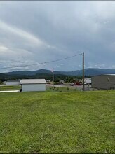 4066 Crossmill Ln in Salem, VA - Foto de edificio - Building Photo