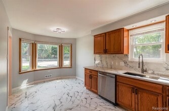 3914 W 13 Mile Rd, Unit B in Royal Oak, MI - Building Photo - Building Photo