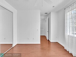 563 NW 35th Pl in Boca Raton, FL - Foto de edificio - Building Photo