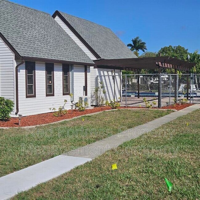 12918 Meadowood Ct in Ft. Myers, FL - Building Photo - Building Photo