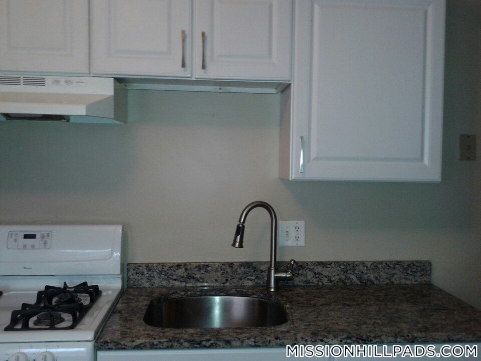 712 Shawmut Ave in Boston, MA - Building Photo