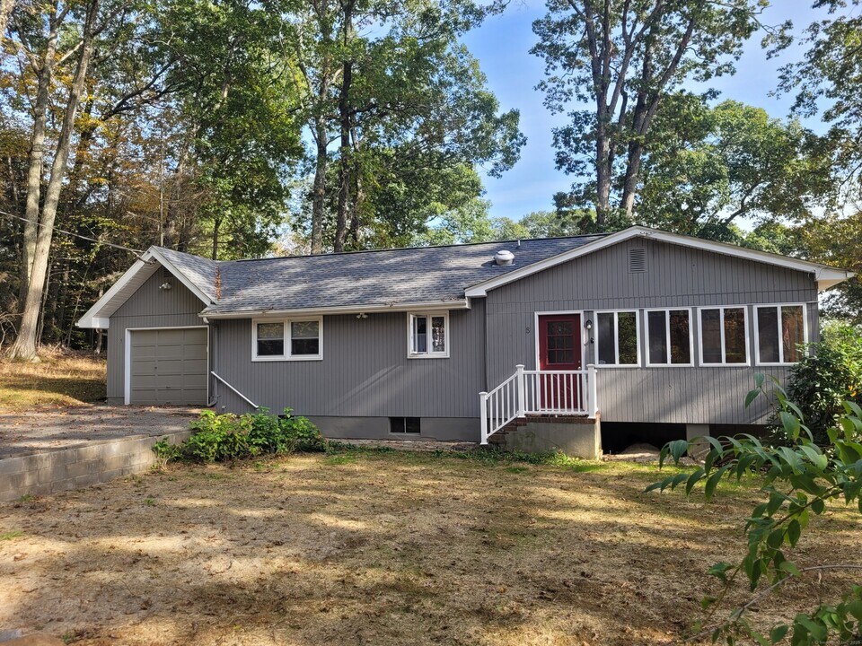 5 Laurel Dr in New Milford, CT - Building Photo
