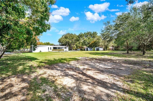 9790 SW 136th St in Miami, FL - Foto de edificio - Building Photo