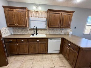 33 Peterson Dr in Clinton, OK - Building Photo - Building Photo