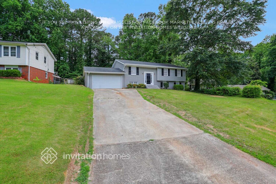 2157 Rolling View Dr in Decatur, GA - Building Photo