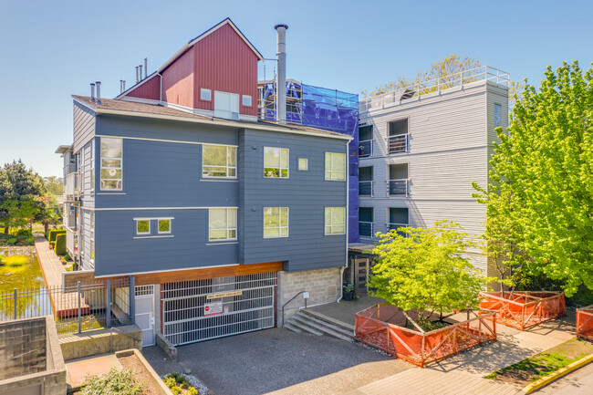 Pilot House At Tugboat Landing in Vancouver, BC - Building Photo - Building Photo