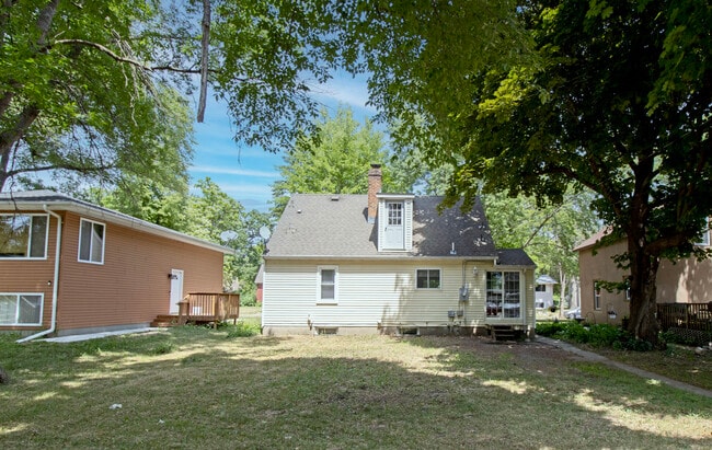 321 2nd Ave NE in St. Cloud, MN - Foto de edificio - Building Photo
