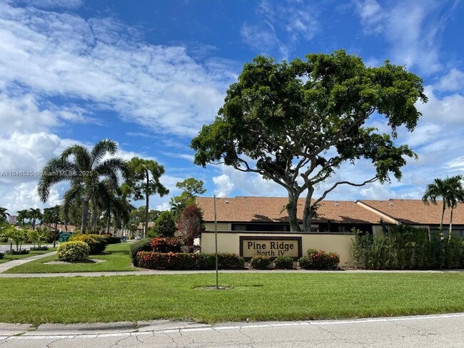 806 Sky Pine Way in Greenacres, FL - Foto de edificio - Building Photo
