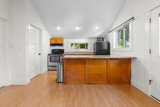 3803 SE 65th Ave in Portland, OR - Building Photo - Building Photo