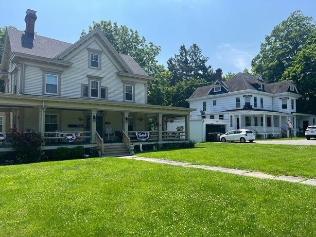 37 Oakland Ave in Warwick, NY - Building Photo - Building Photo