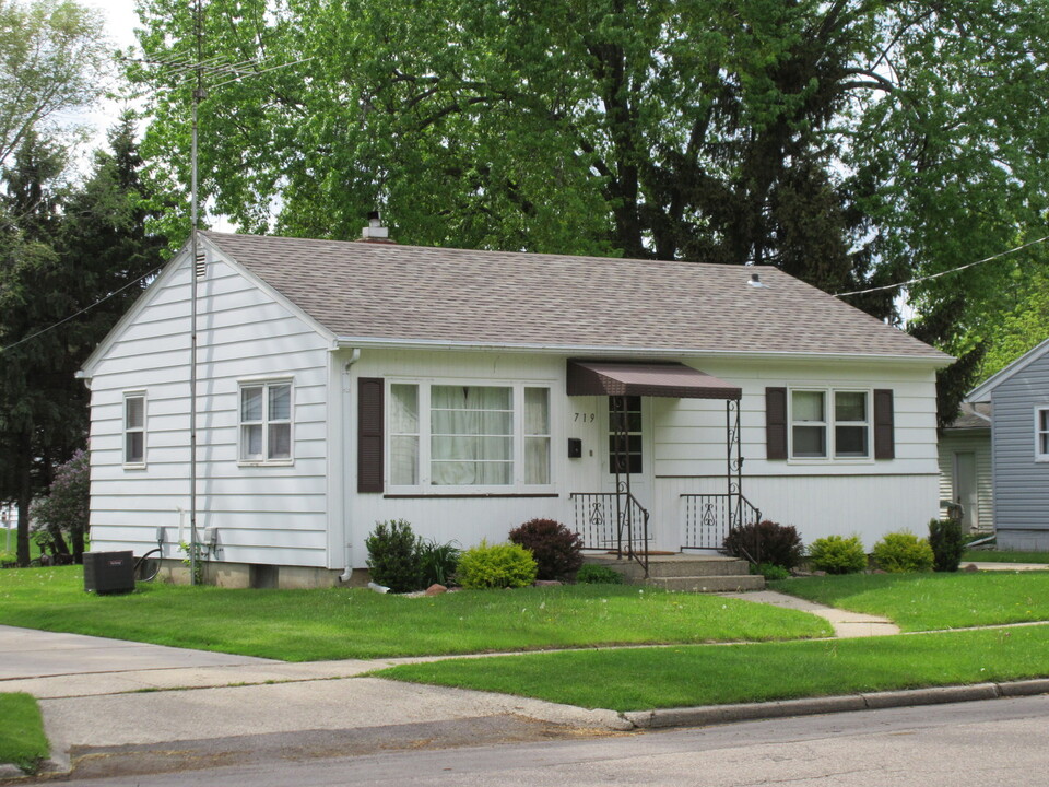 719 Caroline St in Janesville, WI - Foto de edificio