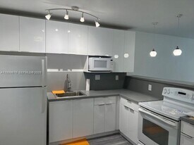 1600 NE 114th St in Miami, FL - Building Photo