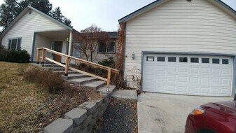 2516 Chantal Ave in Klamath Falls, OR - Building Photo