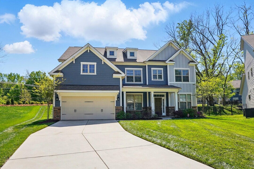Room in House on Creek Bend Edge Ct in Matthews, NC - Building Photo